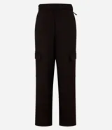 Pantalón de sastrería color marrón oscuro, de corte recto y tiro alto. Presenta bolsillos cargo laterales, trabillas para cinturón y viene con un cinturón de tela con hebilla metálica ajustable.