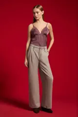 Pantalón jean gris de tiro alto, con pinzas frontales, bolsillos y diseño de pernera ancha.