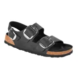 Sandalia Birkenstock modelo Milano con diseño de dos tiras anchas ajustables y correa en el talón, todas con hebillas metálicas grandes. Presenta plantilla anatómica de corcho y suela de goma antideslizante.