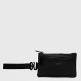 Pouch delgado de diseño minimalista y estilo urbano, confeccionado en material sintético resistente. Cuenta con cierre principal, bolsillo frontal con cierre y una correa lateral extraíble con gancho metálico. Presenta el logo de la marca estampado en el frente.
