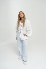 Pantalón pijamero celeste a rayas verticales blancas, de corte palazzo y cintura elástica.