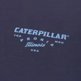 Remera de manga corta y cuello redondo, color azul oscuro, con gráfico bordado sutil en el pecho y etiqueta pequeña de la marca en el ruedo inferior.