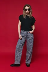 Jean de corte recto con estampado animal print en tonos grises y negros, de tiro medio y diseño relajado.