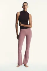 Top negro de manga sisa con cuello subido (mock neck).