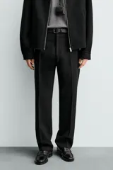 Pantalón de corte regular fit confeccionado en lana de origen italiano. Presenta bolsillos laterales, bolsillo cerillero frontal, bolsillos traseros de vivo y cierre frontal con cremallera y botón.