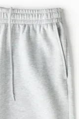Short de felpa liviana de algodón, color gris melange, con cintura elástica, bolsillos laterales y corte estándar.