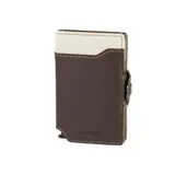 Billetera tarjetero de diseño compacto con estructura de aluminio y revestimiento de cuero marrón con detalles en cuero blanco. Cuenta con cierre lateral a presión y mecanismo de extracción rápida de tarjetas.