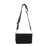 Cartera tipo bandolera de cuero sintético negro con textura granulada. Presenta el logo de la marca grabado en el frente y correa ajustable con inscripciones.