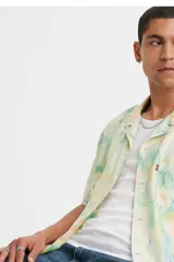 Camisa de manga corta con cuello tipo camp, con estampado batik multicolor y bolsillo de parche en el pecho.