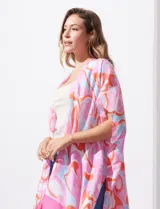 Kimono tejido con estampado abstracto en tonos naranja, rosa y blanco, con mangas amplias estilo japonés y terminación con borlas.