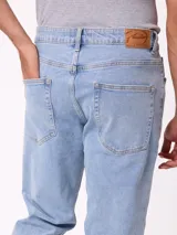 Jean de corte recto en color azul claro, con diseño clásico de cinco bolsillos, cierre frontal con botón y costuras reforzadas.
