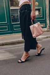 Bolso de mano mini shopper en color rosado con efecto satinado. Cuenta con doble asa de mano y cierre imantado.