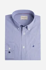 Camisa de manga larga Brooksfield con diseño de rayas verticales finas, cuello abotonado y bolsillo frontal con logo bordado. Cuenta con cierre frontal de botones y puños ajustables.