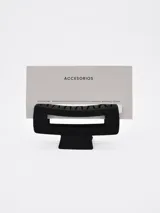 Pinza para el pelo negra con diseño rectangular recortado y acabado mate.