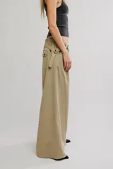 Pantalón chino de tiro bajo, color negro, pierna muy ancha, con cintura elástica con cordón ajustable y pinzas en la parte superior.
