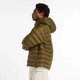 Campera puffer con capucha, color verde oliva, con cierre frontal bidireccional, mangas largas y puños elásticos. Presenta logo de la marca bordado en el pecho.