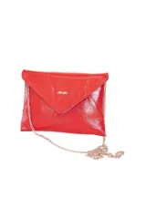 Sobre de fiesta tipo clutch en cuero charol color rojo, con diseño de solapa triangular y cierre magnético. Incluye una cadena metálica fina para llevar al hombro o como bolso de mano.