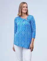 Blusa de seda fría texturada, marca Ruby Rd. Cuello a la base con aplique de aro metálico y terminación de ruedo asimétrico.
