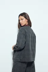 Sobrecamisa de algodón con estampado de cuadros, corte relajado, bolsillos frontales y cuello de pana en contraste. Cuenta con cierre frontal de botones y diseño de estilo utilitario.
