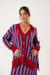Saco oversize tejido con diseño de rayas verticales en colores rojo y azul. Presenta escote en V, cierre frontal con botones y puños y ruedo acanalados.