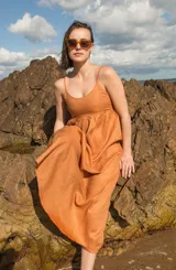 Vestido largo color naranja, de lino, con breteles finos y corte imperio.