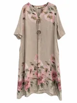 Vestido midi color beige con estampado floral en tonos rosados y verdes, escote en V con botones decorativos y cordones, y mangas cortas.