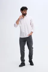 Camisa de manga larga fit semi slim color celeste, con cierre frontal de botones y cuello camisero clásico.