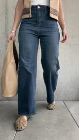 Jean de tiro alto y corte recto, confeccionado en denim azul oscuro con lycra.
