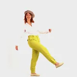 Pantalón bombacha de campo color verde confeccionado en lino.