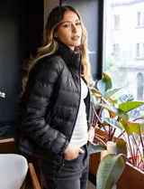 Campera puffer reversible negra, marca Michael Kors, con cierre frontal y bolsillos laterales. Incluye bolsa autoportante.