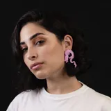 Par de aros con forma de dragón chino color rojo con detalles en plateado.