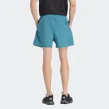Short deportivo New Balance con tecnología de secado rápido NB DRY, confeccionado en poliéster reciclado. Presenta cintura elástica con cordón de ajuste exterior, bolsillos laterales y un bolsillo interno discreto. Incluye calzoncillo transpirable incorporado y logotipo reflectante en la pierna.
