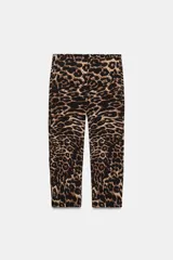 Pantalón capri de corte ajustado, con tiro medio, cintura elástica y estampado de leopardo en tonos marrones y negros.