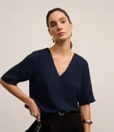 Blusa Cortelle de crepé azul marino, con escote en V delantero y posterior, y mangas cortas.