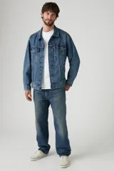 Pantalón de jean azul de corte recto y tiro medio.