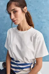 Remera de manga corta blanca, con cuello redondo y calce relajado.