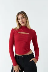 Top rojo de punto canalé, de manga larga y cuello alto con abertura en el pecho.