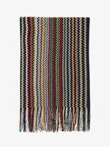 Chal de tejido de punto con diseño icónico de zigzag multicolor y flecos en los extremos. Elaborado con una mezcla de lana virgen y acrílico.