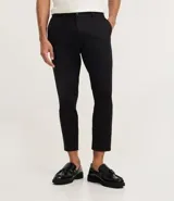 Pantalón de corte slim confeccionado en tejido de sarga, con cintura con trabillas, cierre tradicional y bolsillos laterales y traseros.