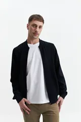 Campera tejida de punto color azul marino, con cuello rib, puños y bolsillos laterales.