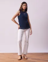 Blusa calada azul, sin mangas, con escote redondo y detalle de crochet.