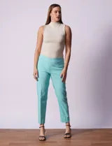 Pantalón verde esmeralda de gabardina elastizada, marca Zac & Rachel, de corte recto con pretina ancha pespunteada y largo al tobillo. Presenta bolsillos simulados.