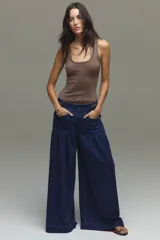 Musculosa de tejido rib color crudo, con lurex incorporado y escote redondo, de calce ajustado al cuerpo.