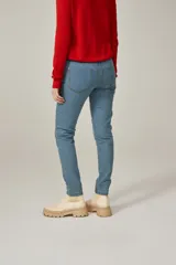 Pantalón de jean azul de corte skinny y tiro medio, con bolsillos delanteros y traseros.