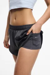Short deportivo color rosa claro con cintura elastizada y calza interna con bolsillo.