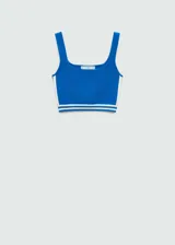 Top de punto fino color azul, con diseño crop, escote cuadrado y tirantes anchos. Presenta detalles de rayas blancas horizontales en el borde inferior y laterales.