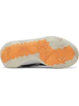 Championes de básquetbol Under Armour Jet 25, con diseño de materiales mixtos en colores gris, negro y detalles en naranja. Presentan entresuela Micro G para mayor amortiguación y suela de goma resistente para tracción en cancha.