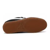 Championes Puma Park Sk8 negros con detalles en blanco y suela color caramelo.