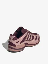 Championes Adidas Adistar Mld W de color bordó, con detalles metalizados y base de malla perforada transpirable. Inspirados en el running clásico, cuentan con mediasuela con amortiguación y las clásicas tres bandas de la marca.