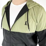 Campera deportiva combinada verde y negra de nylon, con capucha, cierre frontal y logo bordado en el pecho.